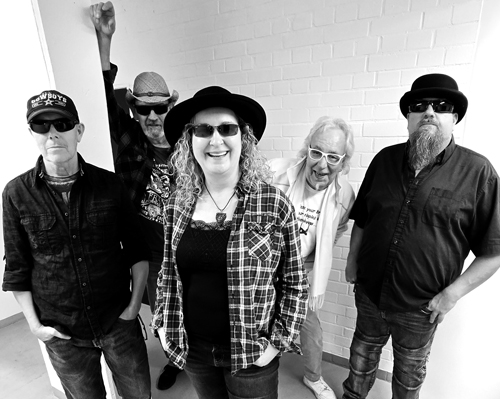 Bandfoto von Southern Roxx – fünf Musiker in Schwarz-Weiß